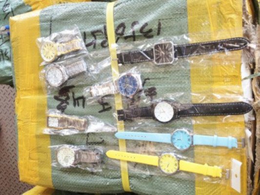 Sute de ceasuri contrafăcute, descoperite în Port